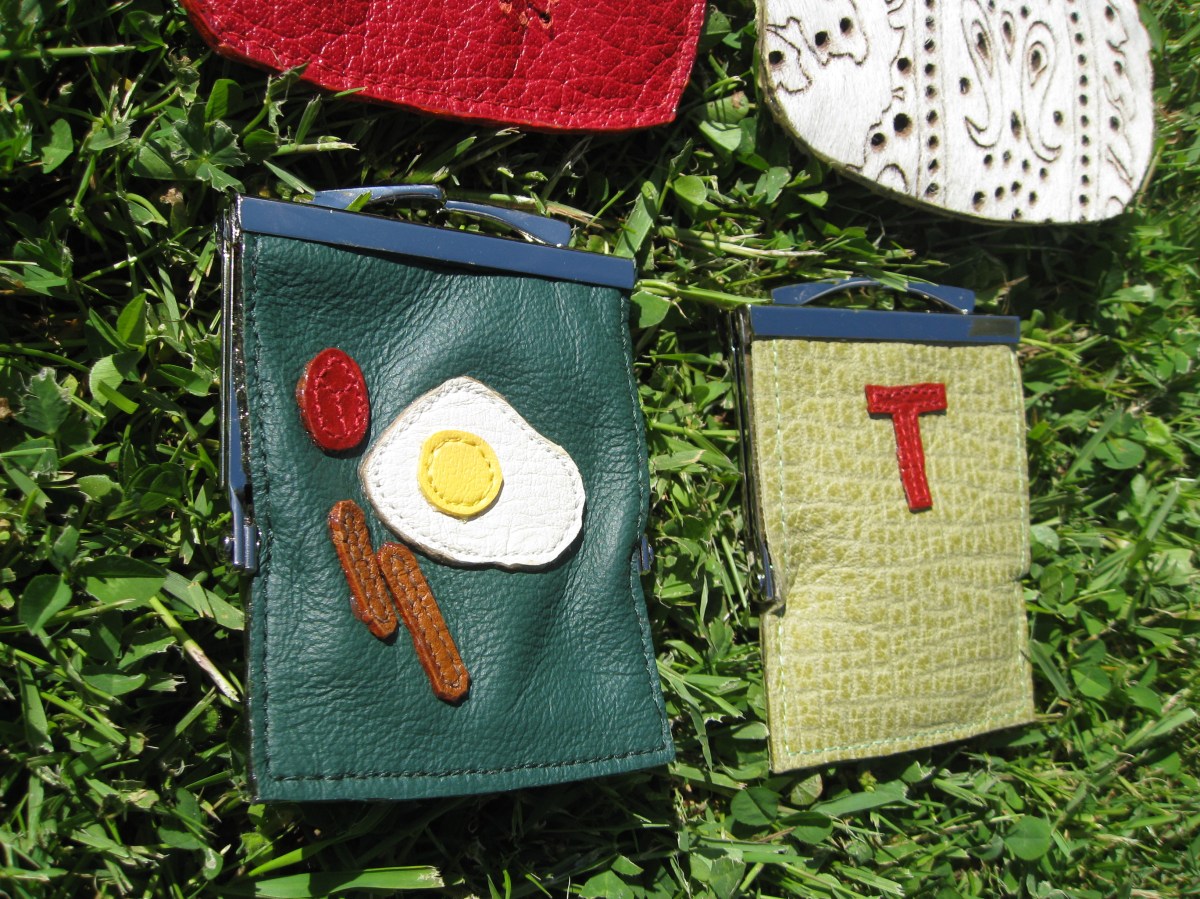 Egg and two sausage / Initial T